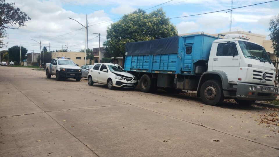 Accidente en Calle Laprida Auto Choca Contra Camión Estacionado
