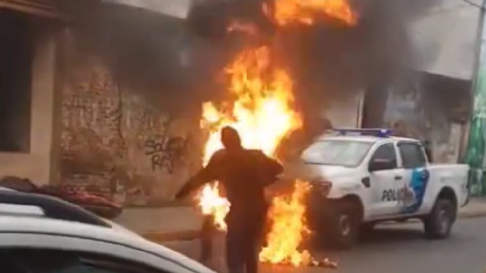 Un hombre se Prendió Fuego en la Puerta de la Fiscalía de Pergamino ..
