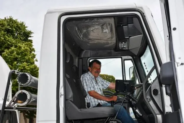 Servicios urbanos el municipio presentó la nueva barredora