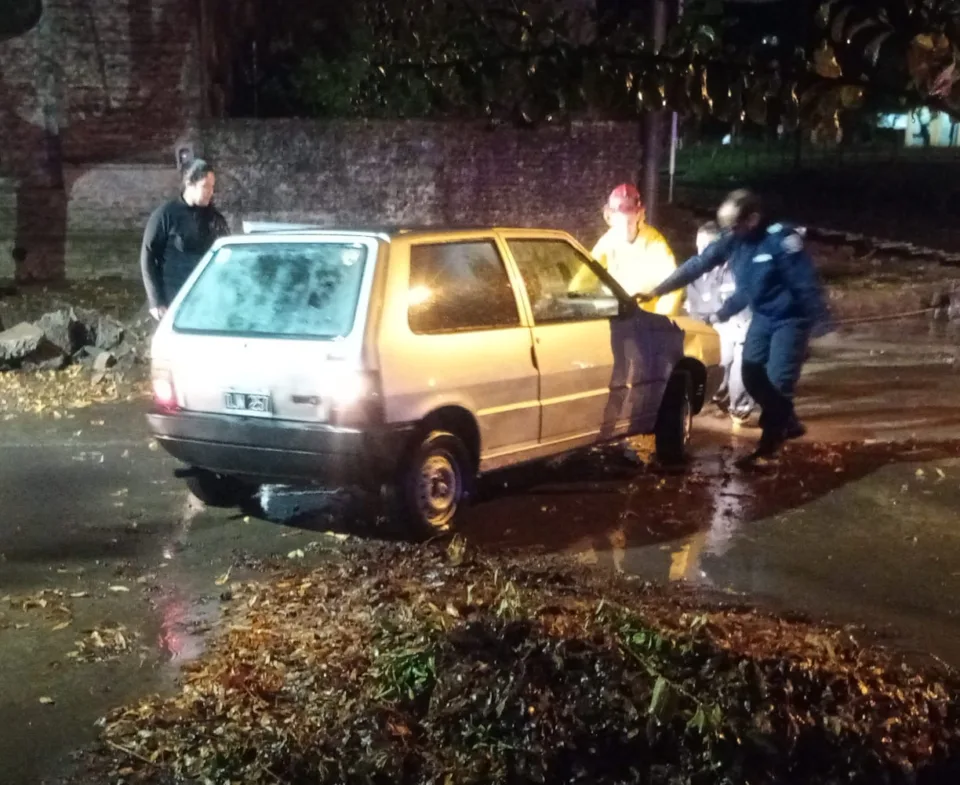 negligencia una automovilista cayó en un pozo en aguirre y 12 de octubre