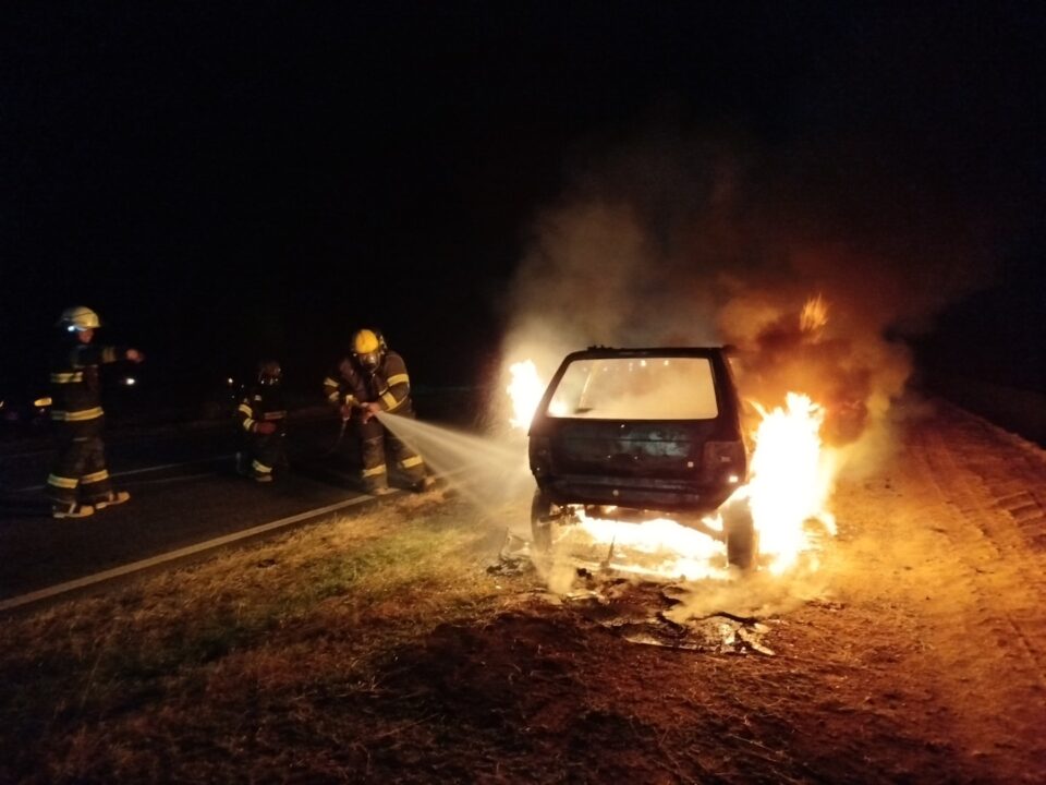un automóvil se incendió mientras circulaba por la ruta 5
