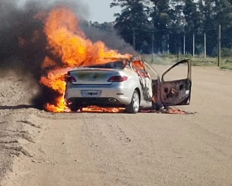 un automóvil se incendió sobre la ruta 5 en suipacha; el conductor logró salir ileso