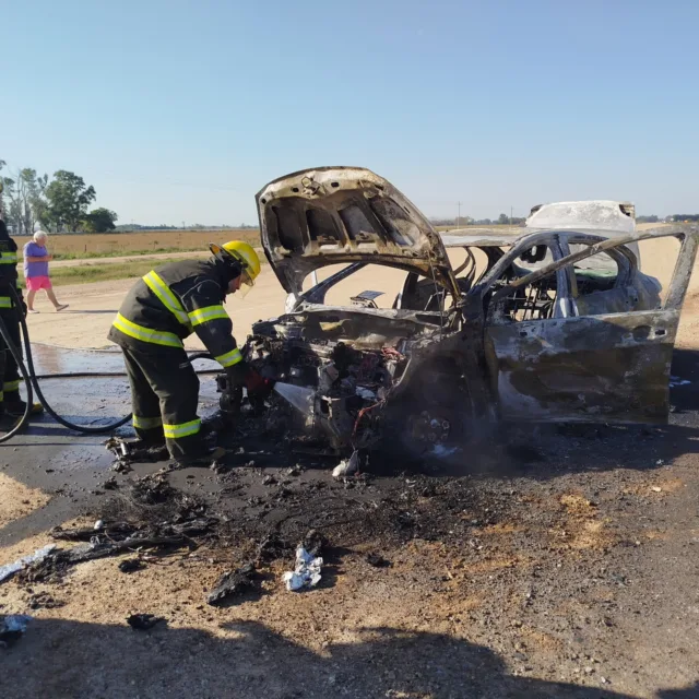 un automóvil se incendió sobre la ruta 5 en suipacha; el conductor logró salir ileso1